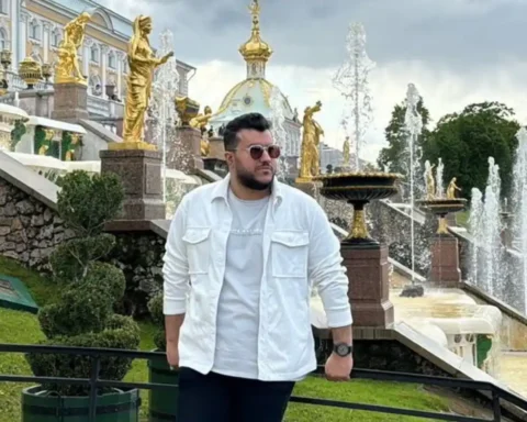 Петергофский-дворец