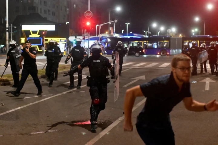 столкновения в Сербии