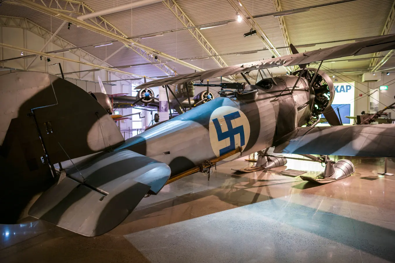 свастика на самолете