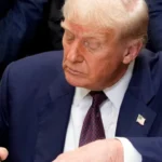 Трамп подписывает