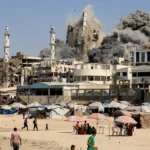 Дым поднимается над башней Аль-Гефари