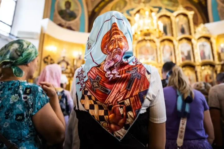 верующие молятся