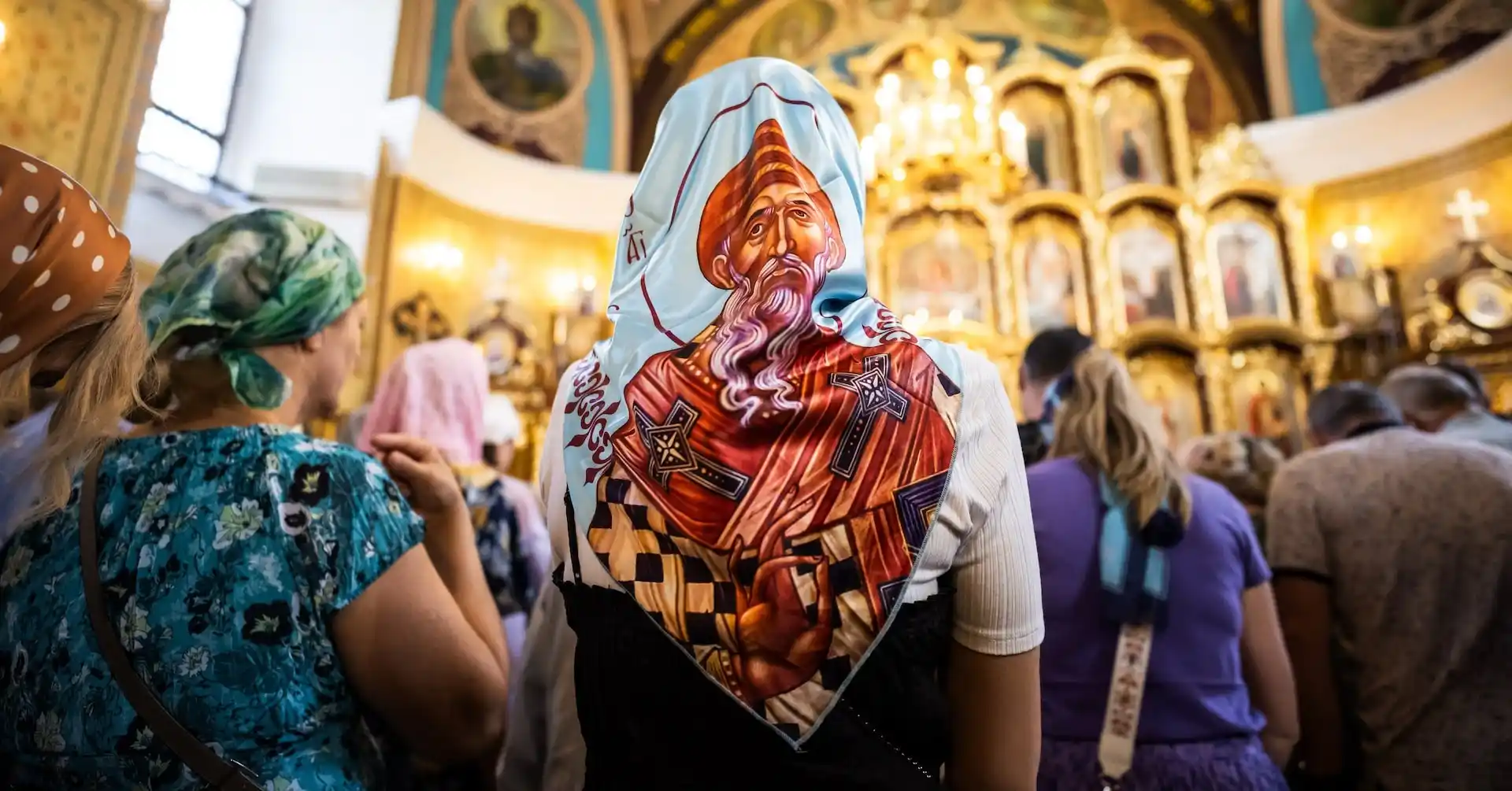 верующие молятся