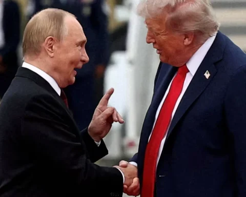 Дональд Трамп пожимает руку Владимиру Путину