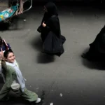 две молодые женщины