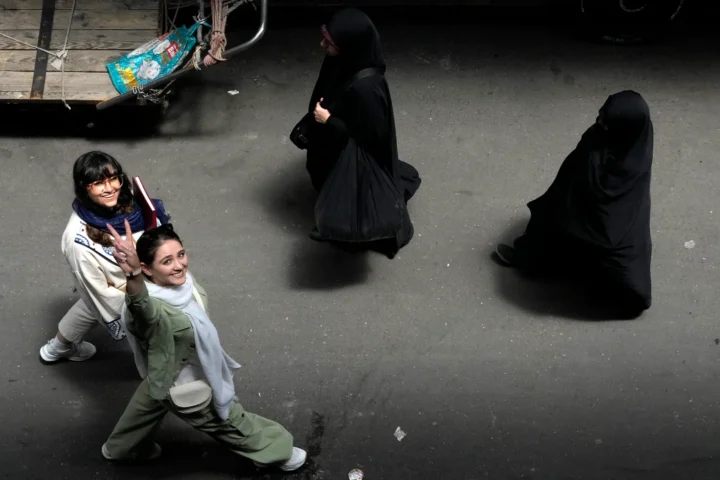 две молодые женщины