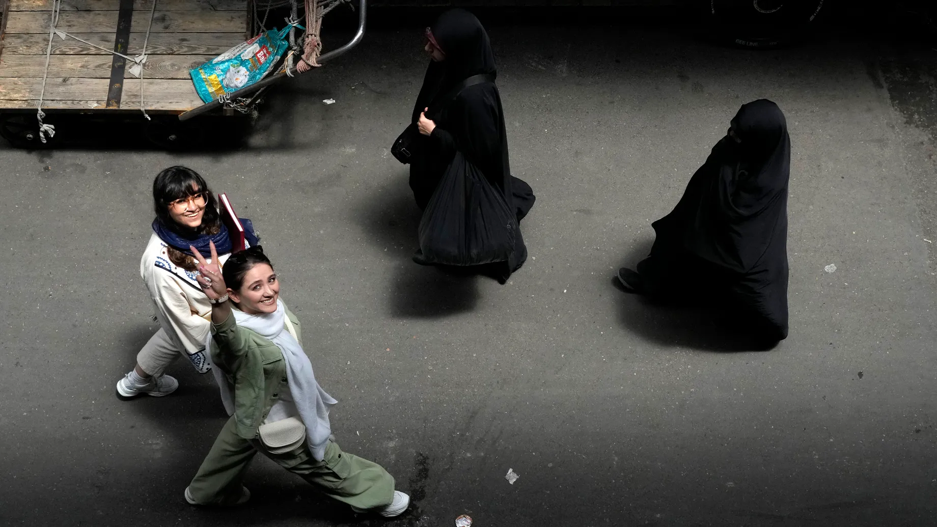 две молодые женщины