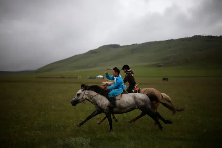 монгольские всадники