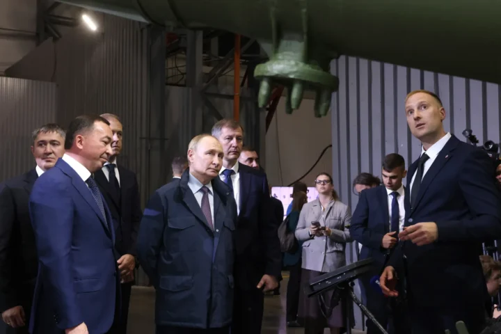 Путин посетил оружейный завод в Перми