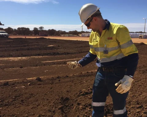 Рабочий собирает концентрат