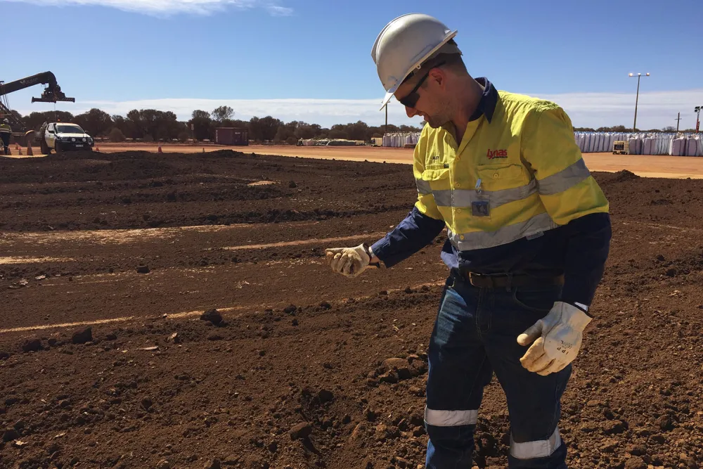 Рабочий собирает концентрат