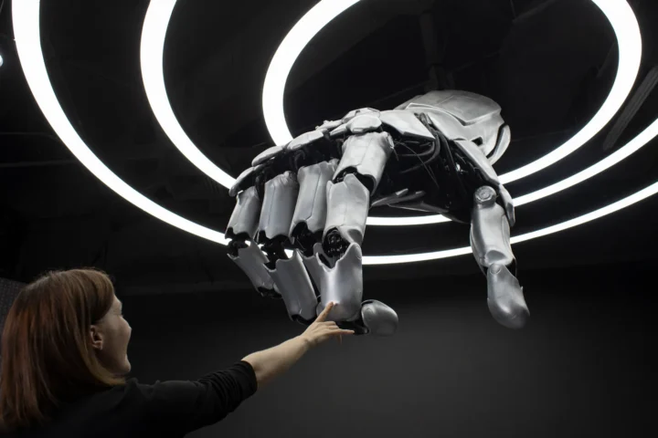 Сцена на выставке роботов в Пекине