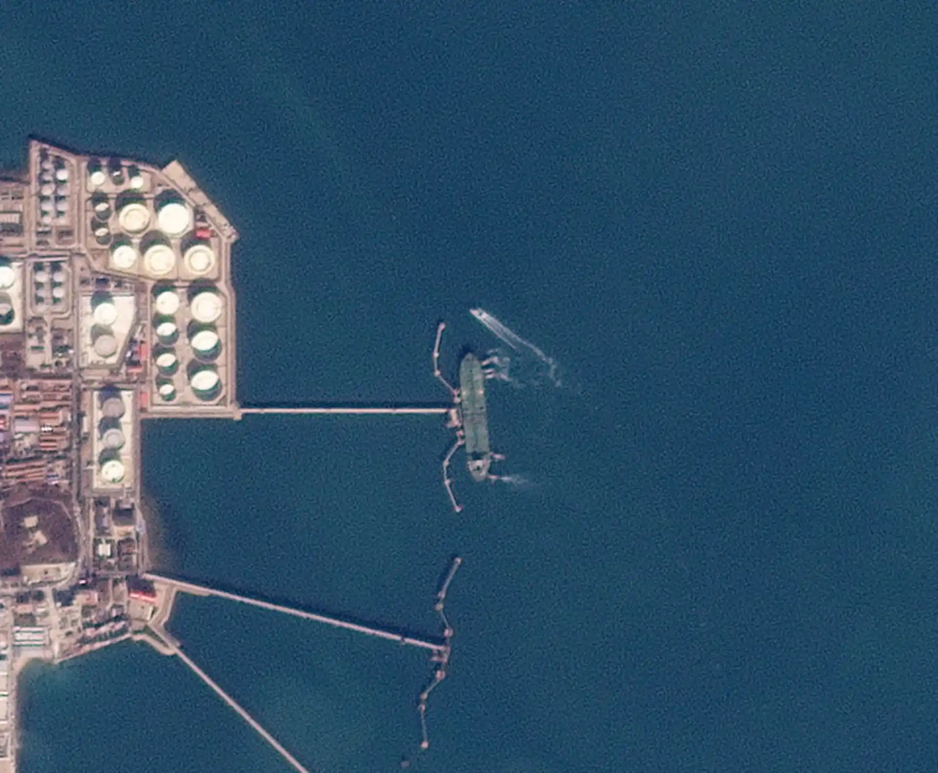 Спутниковый снимок нефтяного танкера