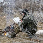 Украинский солдат читает