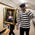 Пара в костюмах на Хэллоуин