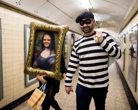 Пара в костюмах на Хэллоуин