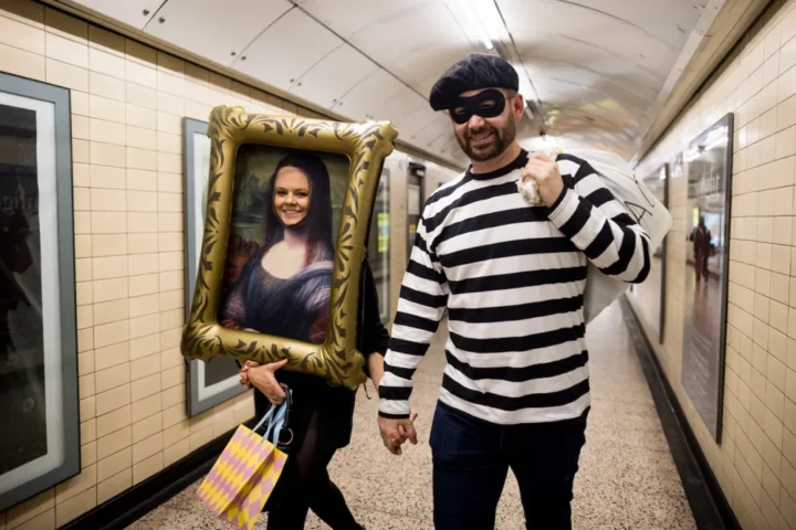 Пара в костюмах на Хэллоуин