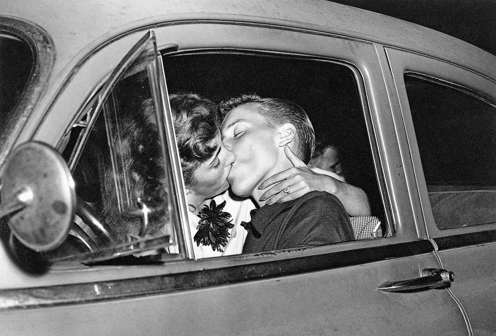 Подростки Эстель и Брэндон целуются