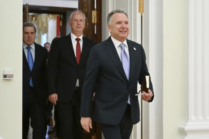 Ушаков сзади