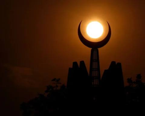 башня с полумесяцем