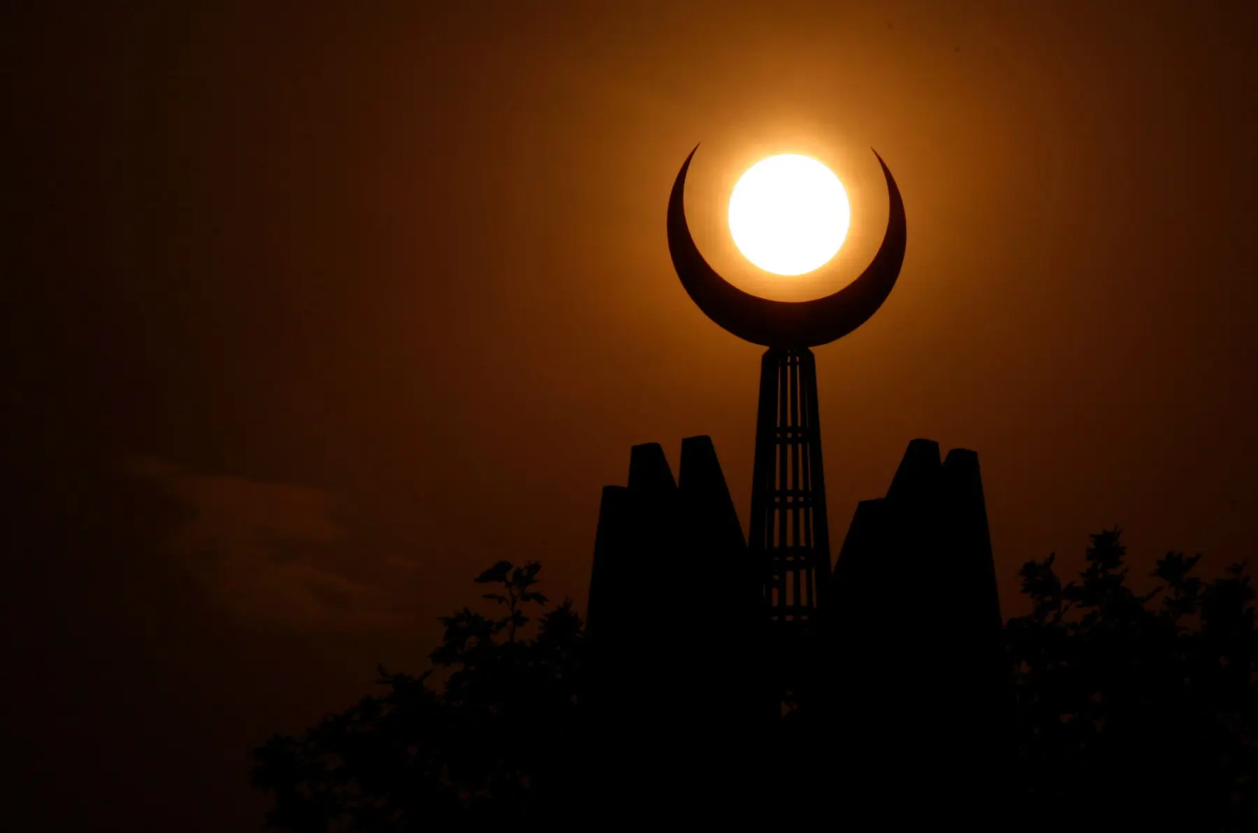 башня с полумесяцем