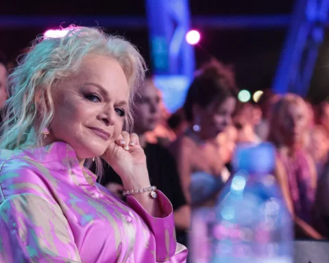 Поп-певица Долина