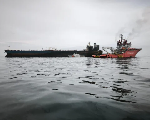 Повреждённый пожаром танкер Kairos