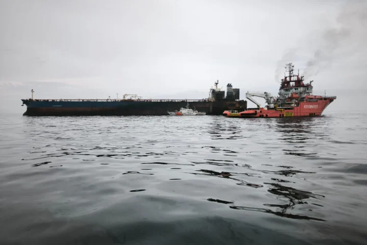 Повреждённый пожаром танкер Kairos