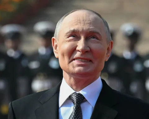 Владимир Путин широко улыбается