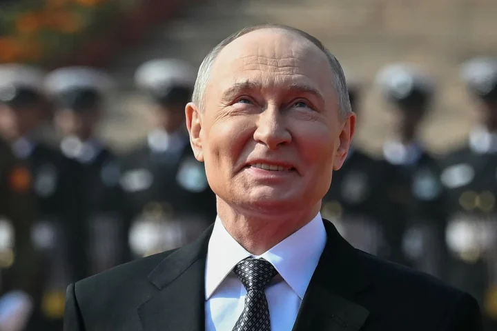 Владимир Путин широко улыбается