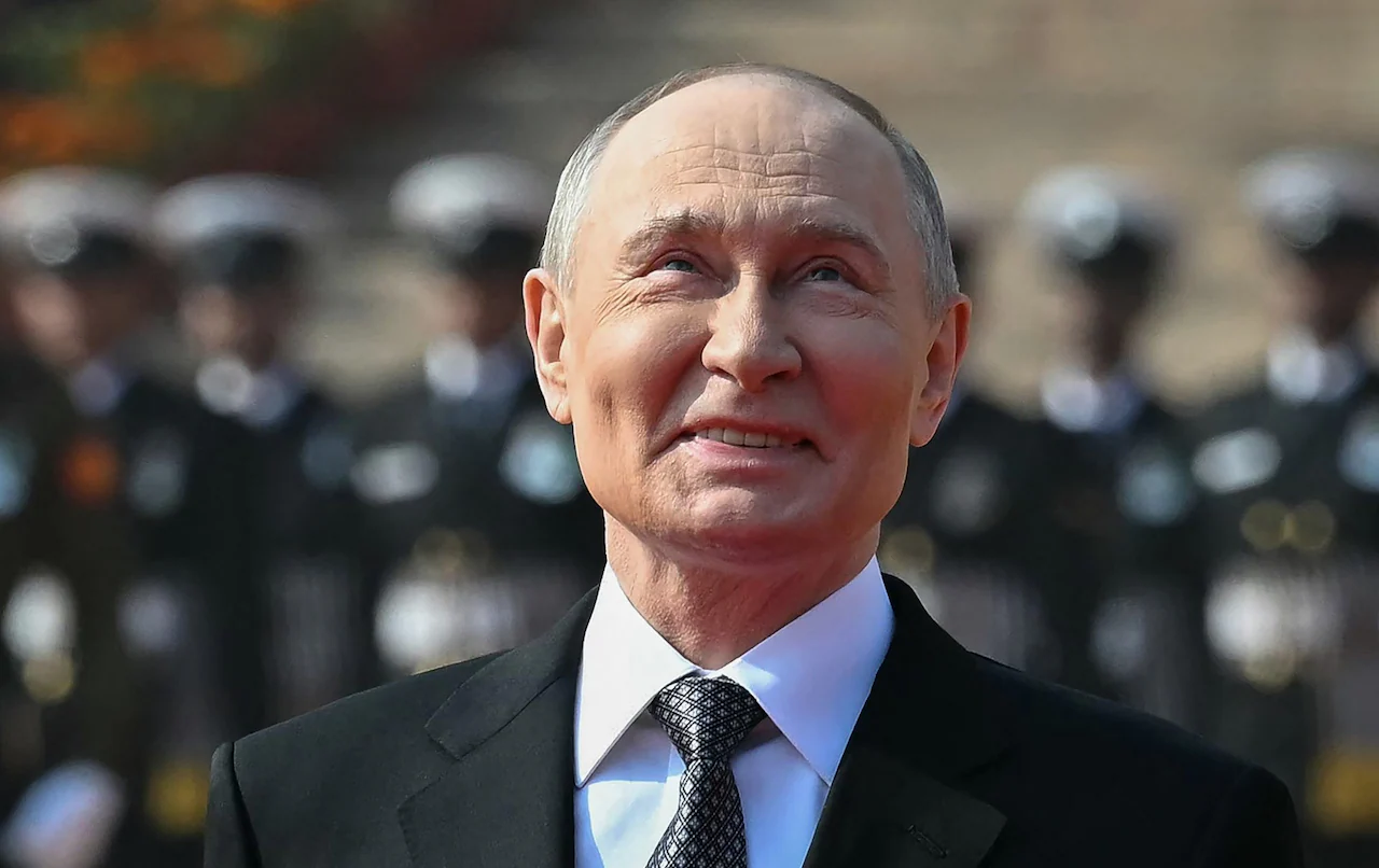 Владимир Путин широко улыбается