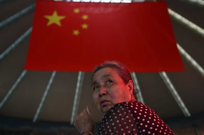 женщина под флагом