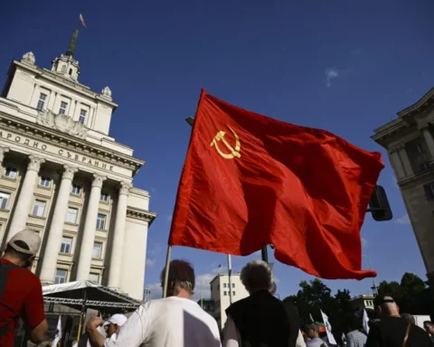 Демонстрант несёт советский флаг