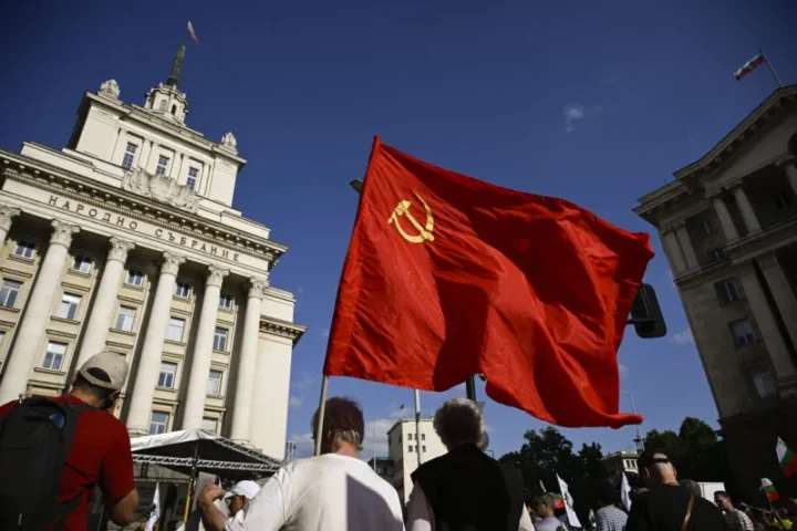 Демонстрант несёт советский флаг