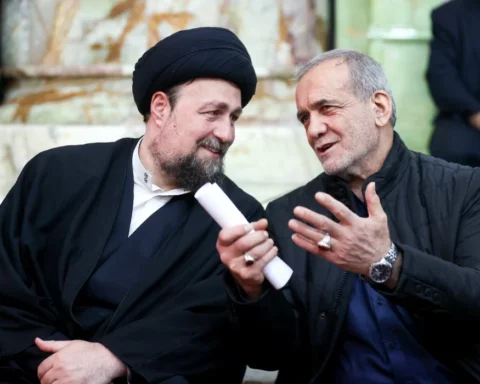 Хасан Хомейни в тюрбане и президент Ирана Масуд Пезешкиан