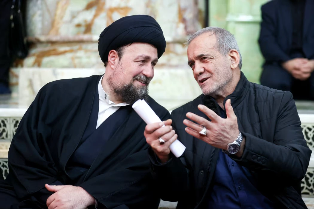 Хасан Хомейни в тюрбане и президент Ирана Масуд Пезешкиан