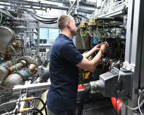 Инженер работает