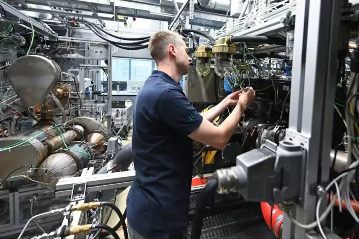 Инженер работает