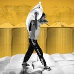 несет мешок