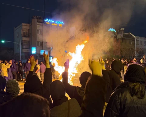 иранцы участвуют в акции протеста