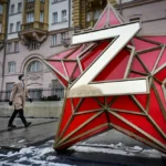 Мужчина проходит мимо новогоднего украшения