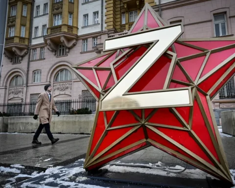 Мужчина проходит мимо новогоднего украшения