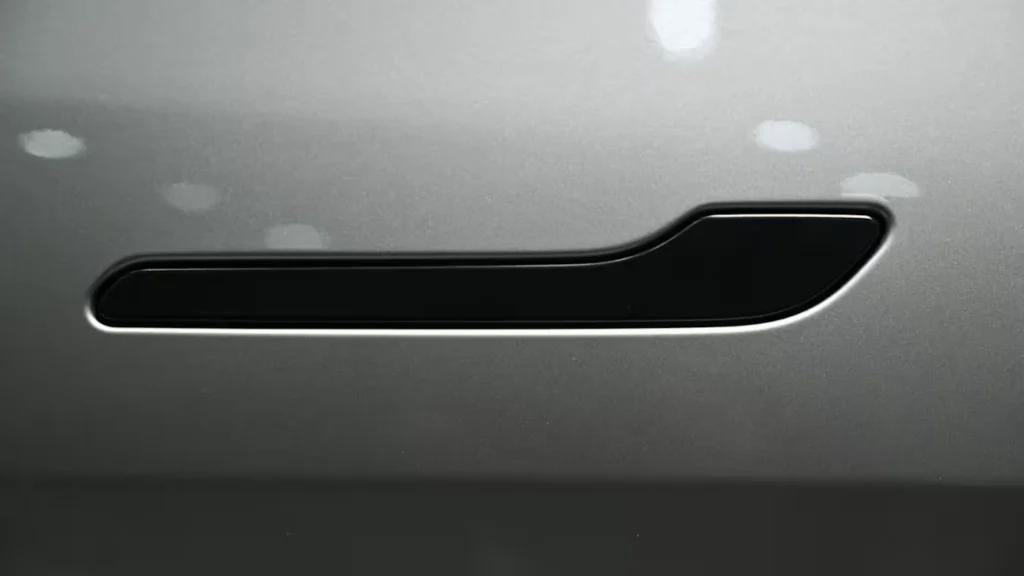 Утопленная дверная ручка на Tesla