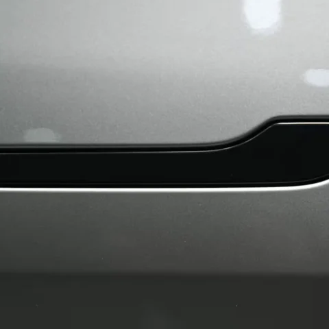 Утопленная дверная ручка на Tesla