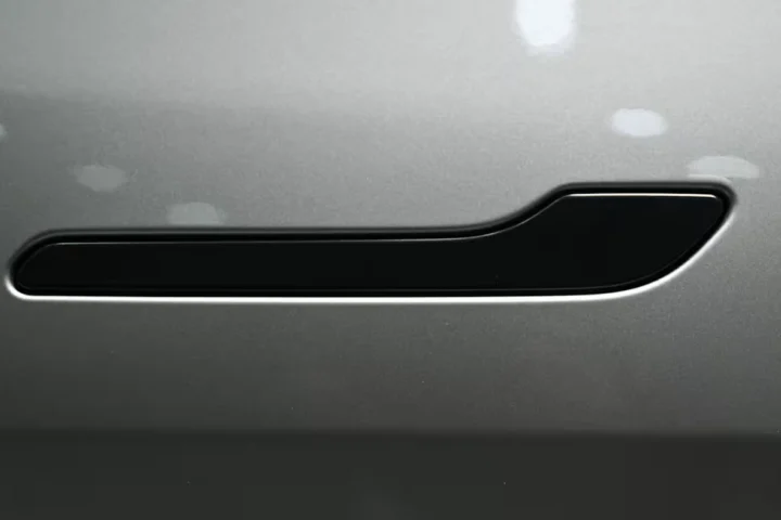 Утопленная дверная ручка на Tesla