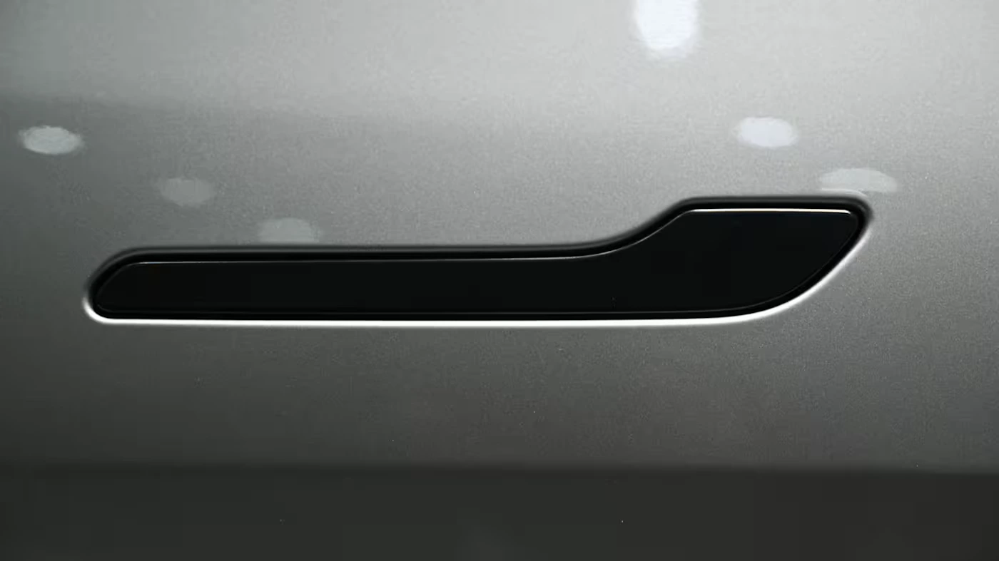 Утопленная дверная ручка на Tesla