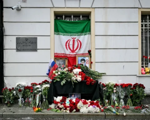 цветы у посольства