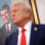 Дональд Трамп стоит под портретом Рональда Рейгана