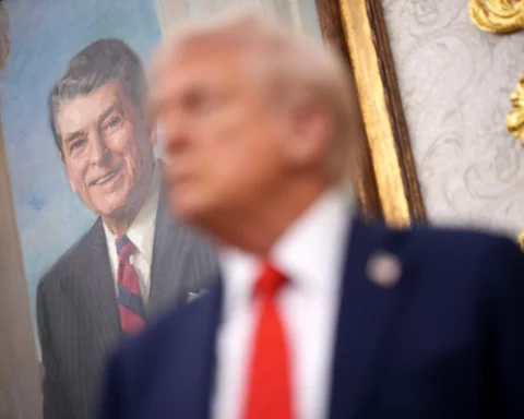 Дональд Трамп стоит под портретом Рональда Рейгана