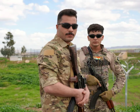 Двое бойцов иранско-курдской партии